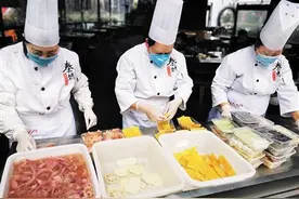 重庆年夜饭：线上预订300元档最受欢迎 吃火锅最爱毛肚鸭肠牛肉图片