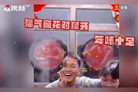 男生和室友在宿舍拍年味全家福，喜庆对联迎门贴，网友：五福临门图片