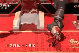 春晚“书法机器人”同款亮相科技馆，会拼图，还会折纸飞机图片