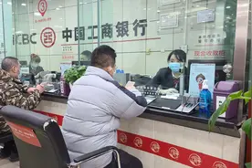 新春走基层｜线上线下都“在线”——来看看春节假期里的银行服务图片