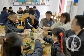 我在重庆过年挺好的⑥丨第一次在重庆过年 年夜饭他吃到了家乡菜“酱汁瓦块鱼”图片