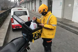 外卖小哥响应号召留京：过年不回家，多挣点钱也挺好图片