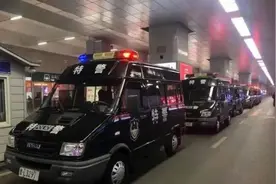 除夕夜，9名“便衣”押解4名犯罪嫌疑人走下动车……图片