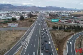 返程高峰！攀西高速公路西昌收费站车多排行，西宁服务区趋于饱和图片