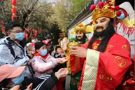 山东沂南：大年初五 迎财神图片