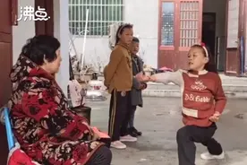 三个孩子习武打拳向姥姥拜年，孩子父亲：给姥姥惊喜，展示一下习武成果图片