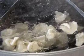 饺子是热水煮还是冷水煮？很多人做错了…图片