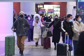 北京铁路今迎返程小高峰 北京南站出站检票闸机“一车一消毒”图片