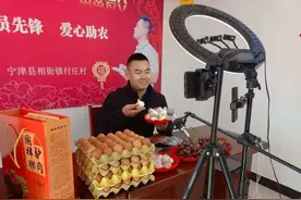 “地摊书记”变身“带货达人”！宁津90后村支书直播带货助农图片