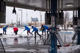 300多万人冰雪中挣扎，2分钟看美国暴风雪中的众生百态视频封面