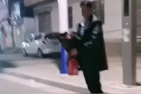 小伙送花被拒，路过女子主动要走花后发现枚戒指：想认识图片