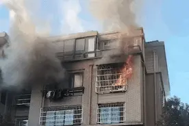 6岁男童独自在家玩蜡烛致火灾，自行跑出屋被邻居抱楼下图片