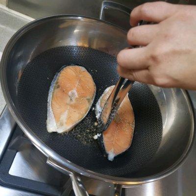 味蕾盛宴：当鱼油的甘香遇上迷迭香→香煎三文鱼