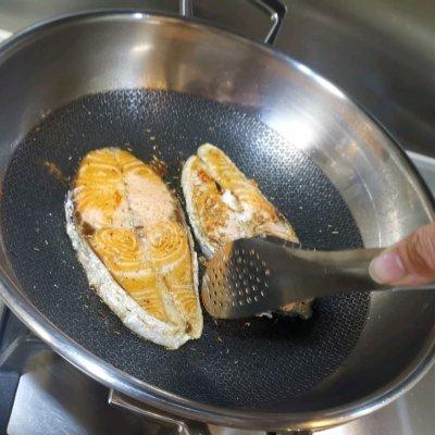 味蕾盛宴：当鱼油的甘香遇上迷迭香→香煎三文鱼
