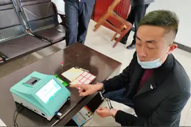 男子企图尿检“莫混过关”，哪知遇上验毒检测“黑科技”！图片