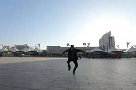 安徽阜阳：民工老汉上火车前秀霹雳舞技图片