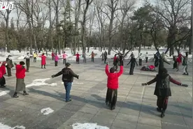 跳起锅庄舞 共享特色运动乐趣图片