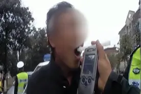 62秒｜男子醉驾被查 荒唐表演“花式吹气”：我喝酒了，吓得不敢吹图片