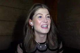 裴淳华教老外说普通话“脱裤子放屁”图片