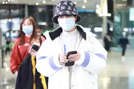 周深街拍：拼色羽绒服白色高领打底衫牛仔裤小恶魔渔夫帽清爽养眼图片