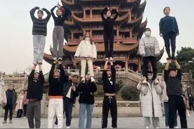 黄鹤楼前摆造型，在家天天训练减脂操，大一女生这个年过得特别充实图片