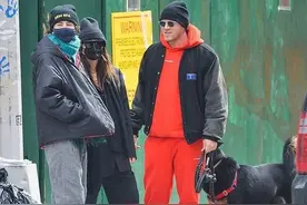 超模艾米莉与老公甜蜜出街 偶遇“甜茶”三人同行图片