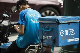 一周要少3600元奖金！饿了么骑手困在春节里图片