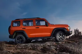 与拖拉机拔河，屡陷断轴风波，长城WEY坦克300是如何被“玩坏”的？图片