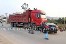 玉林一小轿车与大货车迎面相撞，1人当场殒命图片