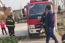 嫌消防车停门口不吉利，大妈竟拦住车向救完火的消防员要20元钱，网友：让人寒心图片