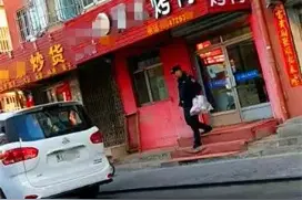 民警过年值班期间开公车买烤鸭，引发网友热议图片