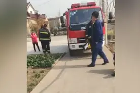 大妈觉得消防车停门口不吉利要收20元“喜钱”，消防员报警视频封面