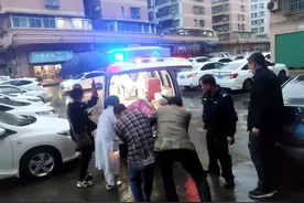 事发开平！一孕妇在家中突然分娩！民警、医生合力抬下7楼...图片