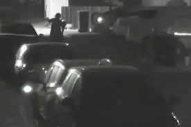 不满车位被占，东丽这位老太就划车倒剩饭？警方出手了图片