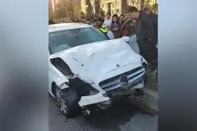 南京警方通报轿车闯红灯撞数人：1人死亡，当场控制肇事司机视频封面