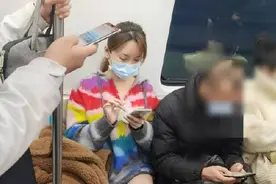 金莎坐地铁被偶遇 穿着时尚白皙美腿吸睛图片