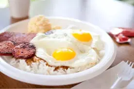 煎荷包蛋时加两勺这个，竟然这么嫩滑，好吃极了图片