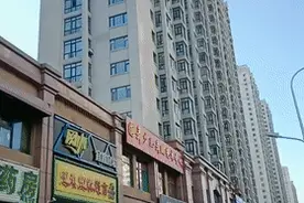 哈尔滨一高层消防连廊起火，警示：这些区域不能堆放杂物！谁家的东西赶紧认领走图片