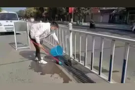 驾驶员堵车内急当街小便，面对镜头道歉并清洁路面视频封面