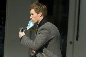 “小雀斑”埃迪·雷德梅恩出街 大衣上花花抢镜图片