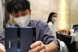 张智霖卑微喊话袁咏仪想换新款手机 网友调侃：先买包图片