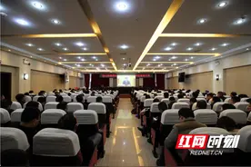 龙山县干部群众热议全国脱贫攻坚总结表彰大会图片