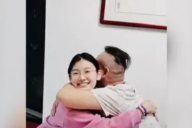 女儿在妈妈生日宴改口继父叫爹，男子泪流满面视频封面
