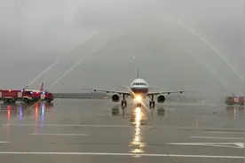 最高礼仪！长沙黄花机场举行“过水门”仪式，为湖南战贫英雄们接风洗尘