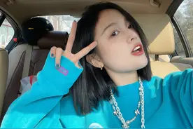 吴宣仪庆出道五周年 秀应援色卫衣和指甲宠粉有心意图片