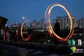 韩国民众“点鼠火”迎接正月十五图片