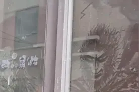 为打发时间，男子在落灰的玻璃门上画出“神作”视频封面