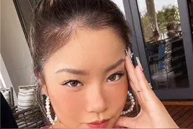 歌手王菊与友人海边度假 身材火辣大喊：请把我晒黑图片