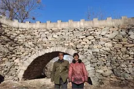 神仙爱情！石家庄一男子为妻子建了座石桥，背后故事令人意想不到图片