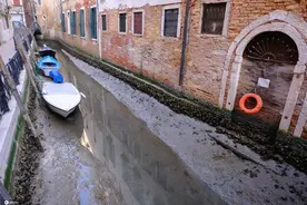 意大利水城威尼斯遭遇罕见“低潮”，河道干涸、贡多拉船搁浅图片